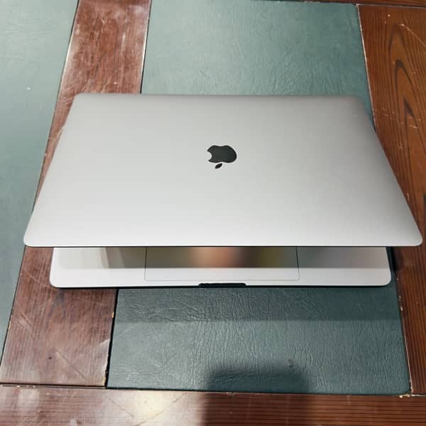 MacBook pro 2018 15.4 inch core i9 CTO 32GB RAM 512GB SSD 6 core GPU 3