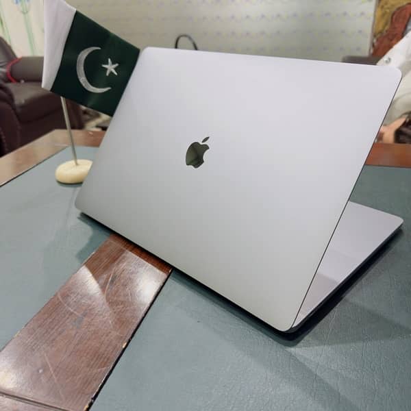 MacBook pro 2018 15.4 inch core i9 CTO 32GB RAM 512GB SSD 6 core GPU 5