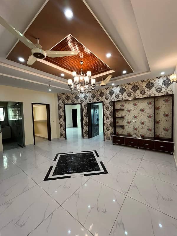 10 Marla House For Rent In Bahria Town Lahore. 4