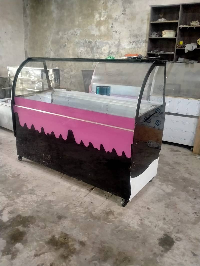 ICE Cream Display / Ice cream counter and freezer 3