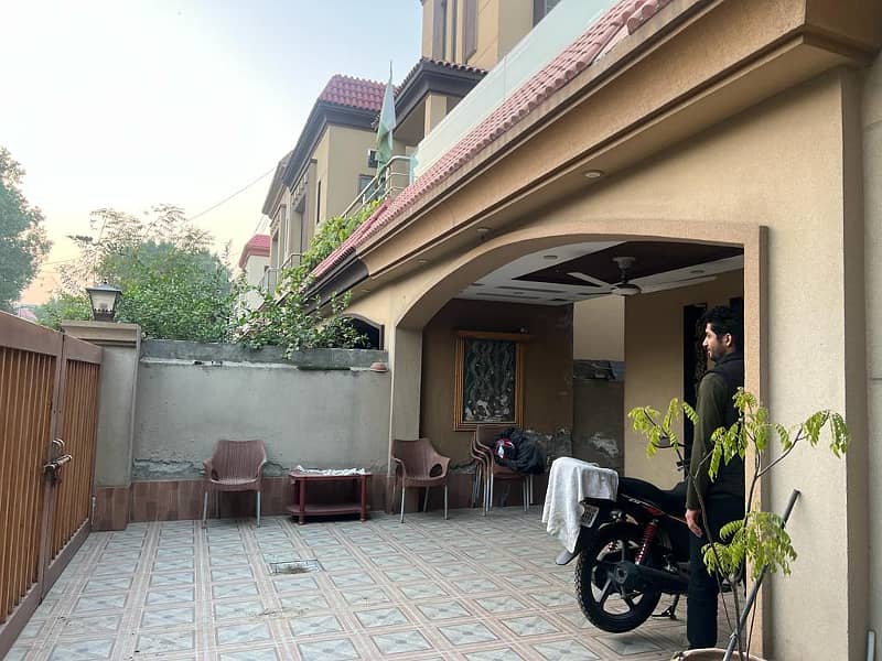 10 Marla House For Sale in Bahria Town Lahore. 1