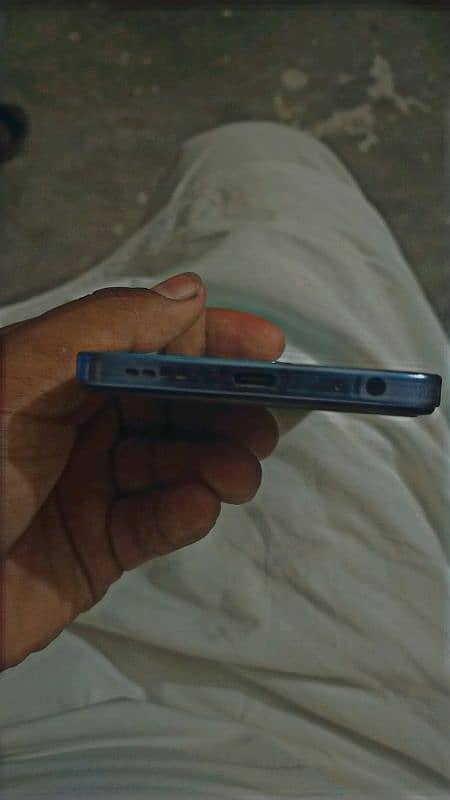 infinix hot40i (8/128) with box , charger 0