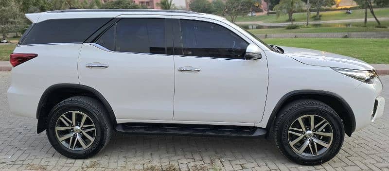 Toyota Fortuner V 2018 3