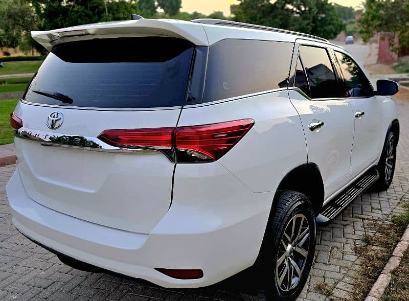 Toyota Fortuner V 2018 4