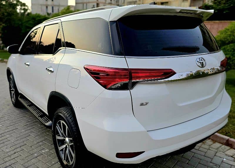 Toyota Fortuner V 2018 6