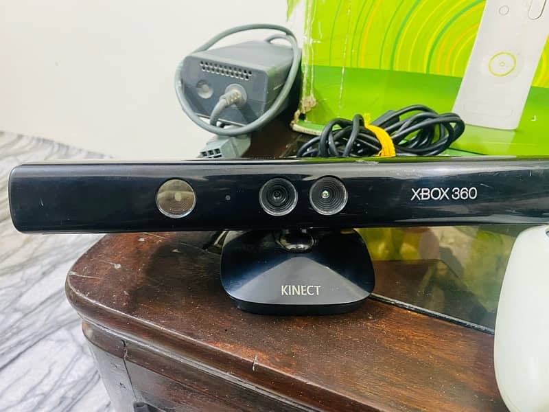 XBOX 360 WITH BOX KINECT ALL ASSESORIES WITH LOADED GAMES 40 plus 2