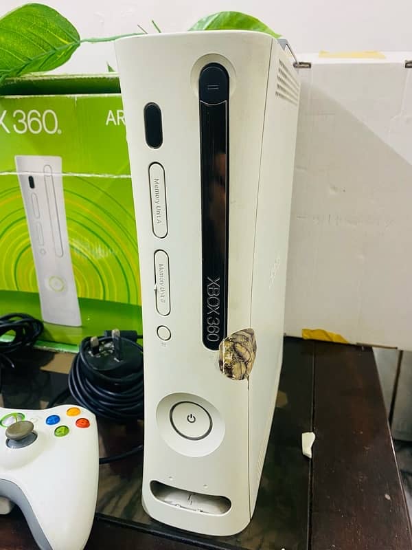 XBOX 360 WITH BOX KINECT ALL ASSESORIES WITH LOADED GAMES 40 plus 3