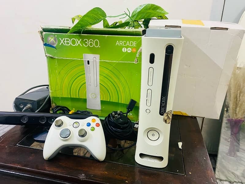 XBOX 360 WITH BOX KINECT ALL ASSESORIES WITH LOADED GAMES 40 plus 4