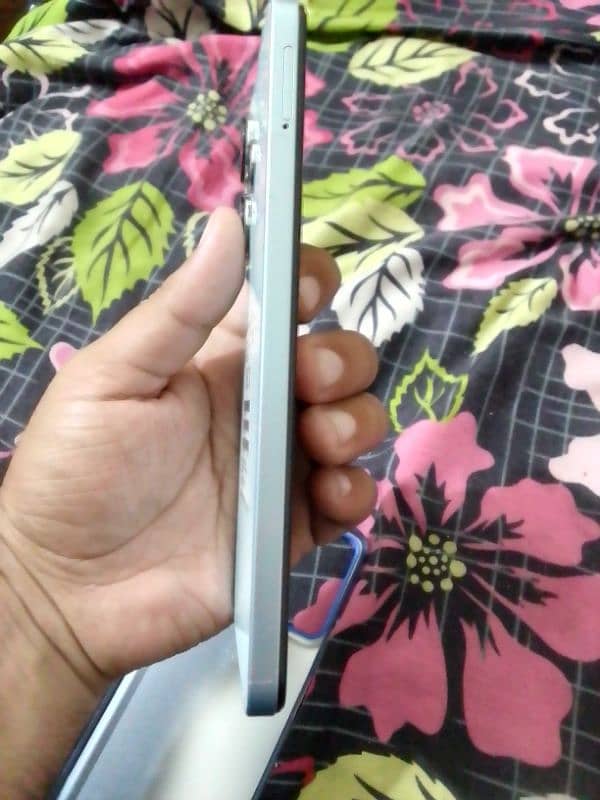 Redmi 13 hai bilkul ok hai kio masla nhi condition 10 / 10 hai 1