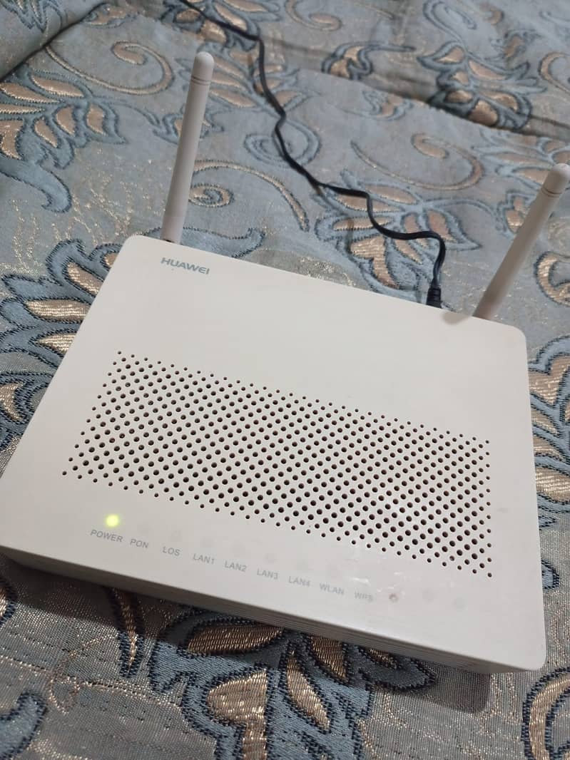 Huawei fiber router with charger and box 0