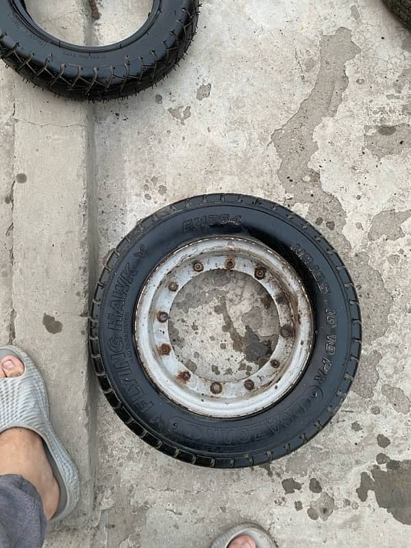 rikshaw tyre and new tyre 0