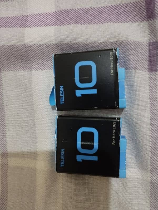 GoPro Hero 11 batteries and charger 4