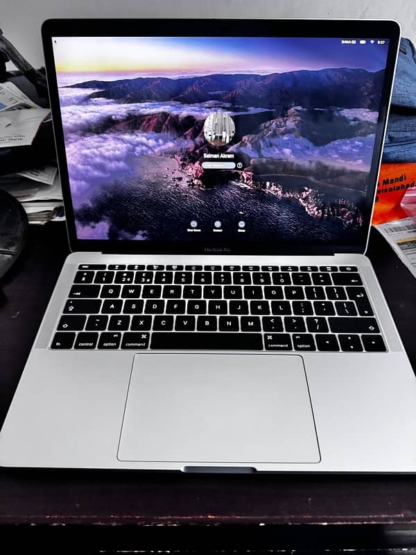 Macbook Pro 2017 13 inch Core i7 16gb Ram 512GB Ssd 4