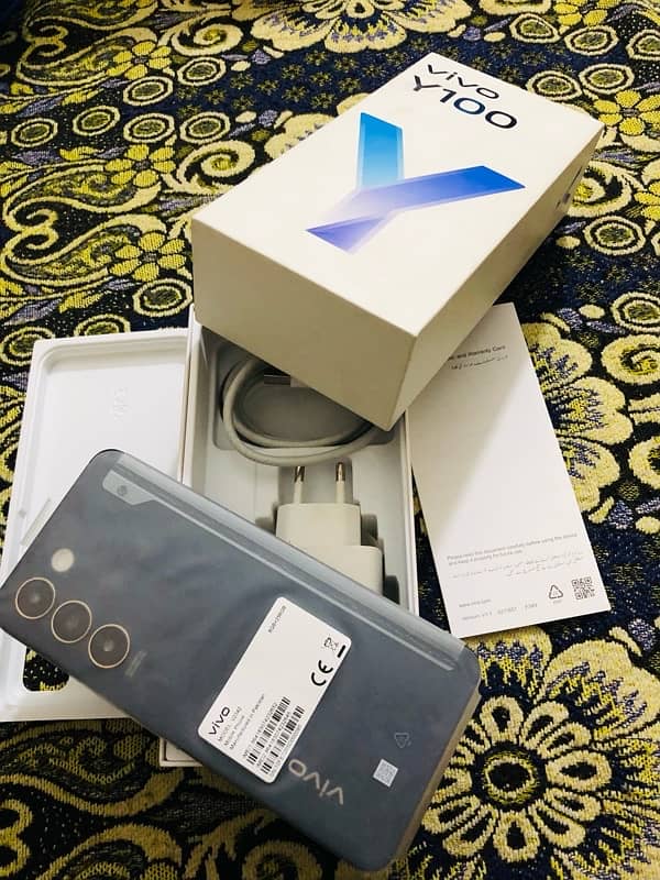 vivo Y100 with box and charger 0