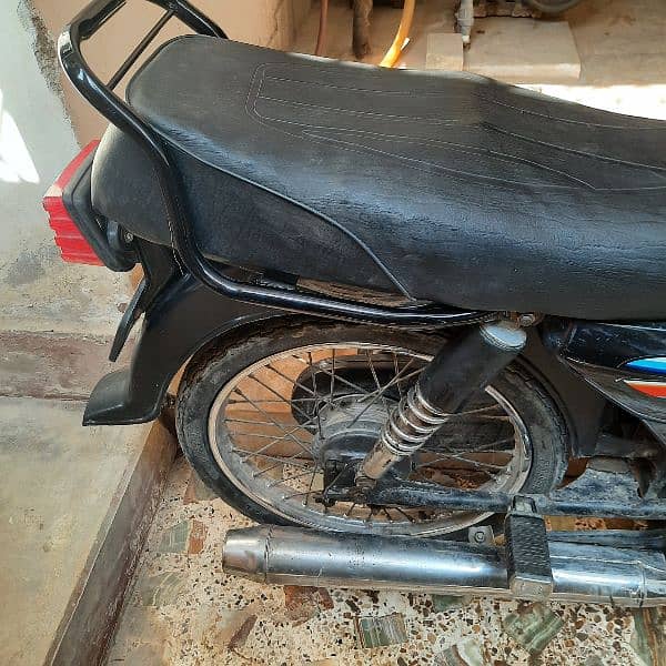 Yamaha Dhoom YD 70' (better than all chinese bikes), only 50,000 rs 4