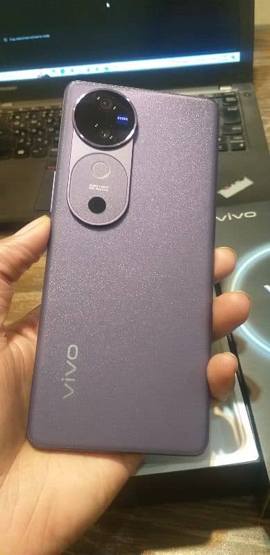 vivo V40 1