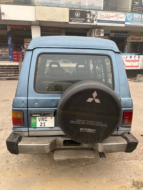 Mitsubishi Pajero 1989 8