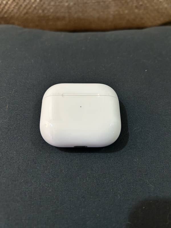 Apple AirPods 3 with MegSafe Charging Case (Original Almost New) 2