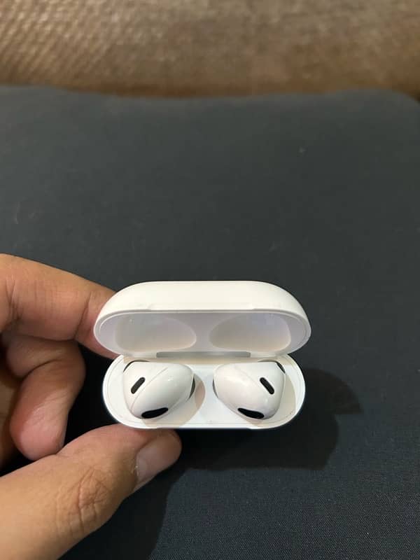 Apple AirPods 3 with MegSafe Charging Case (Original Almost New) 4