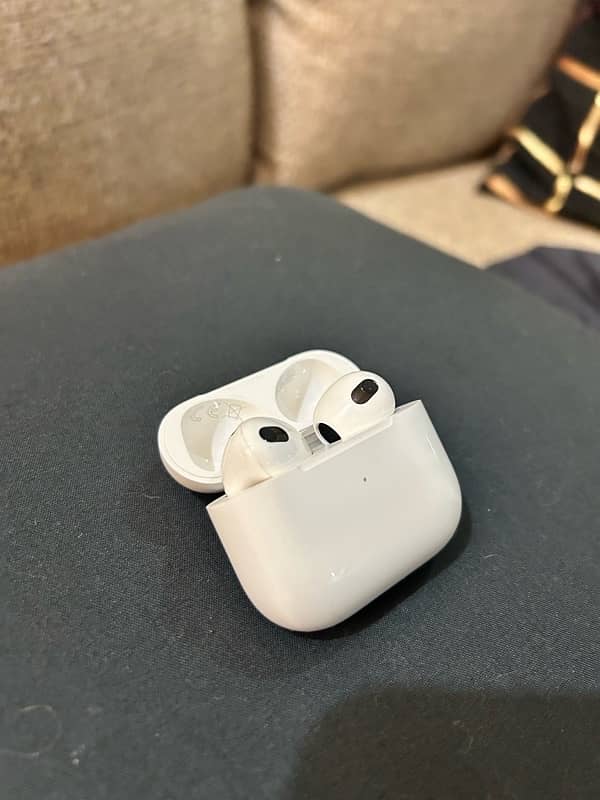 Apple AirPods 3 with MegSafe Charging Case (Original Almost New) 5