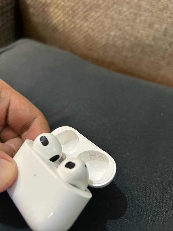 Apple AirPods 3 with MegSafe Charging Case (Original Almost New) 6