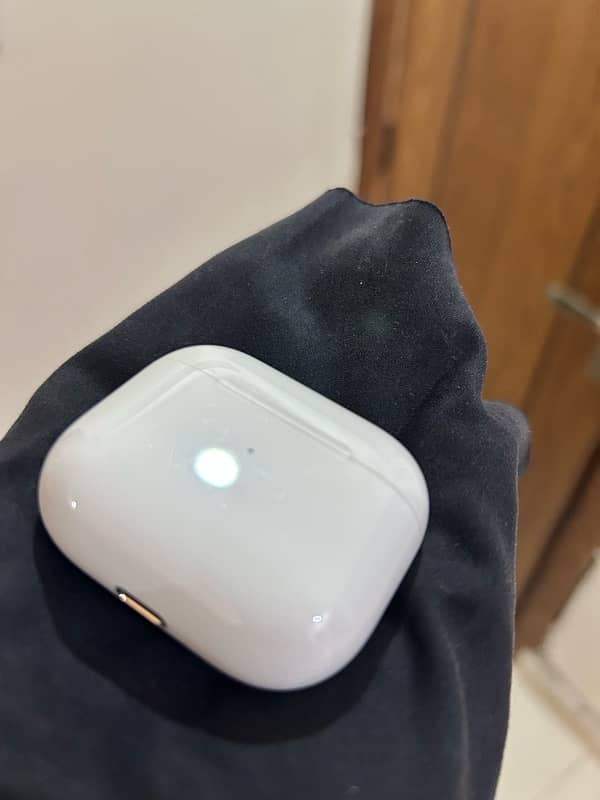 Apple AirPods 3 with MegSafe Charging Case (Original Almost New) 13