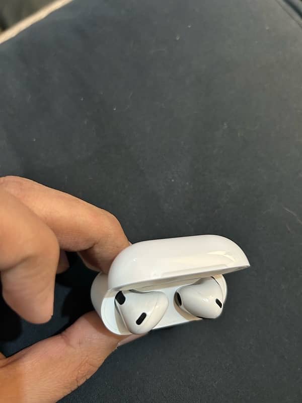 Apple AirPods 3 with MegSafe Charging Case (Original Almost New) 14