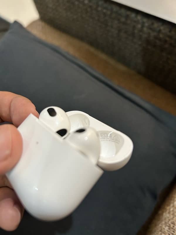 Apple AirPods 3 with MegSafe Charging Case (Original Almost New) 16