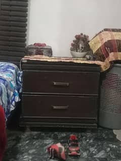 bed tu side table 1 mirror ek almari