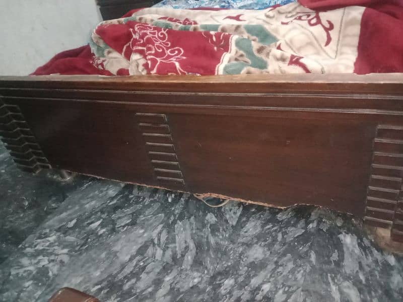 bed tu side table 1 mirror ek almari 1