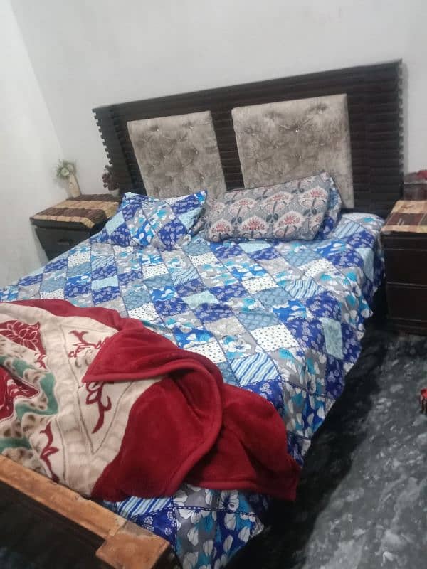 bed tu side table 1 mirror ek almari 2