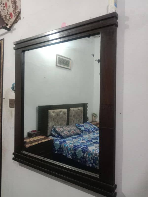 bed tu side table 1 mirror ek almari 3