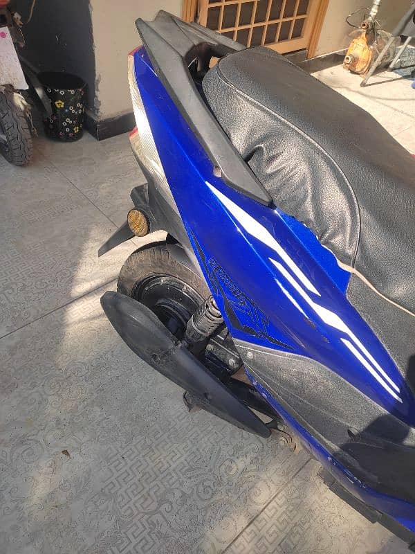 electric scooty 10/10 condition 3