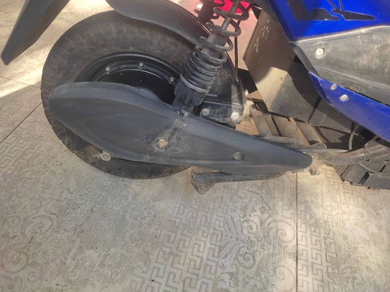 electric scooty 10/10 condition 11