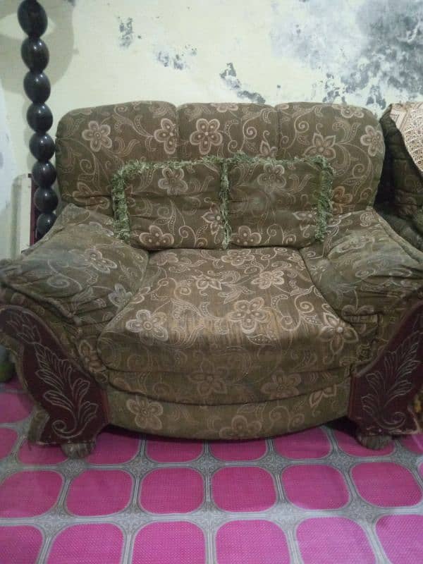 poshish sofa set 4 sale with a great wood work 1