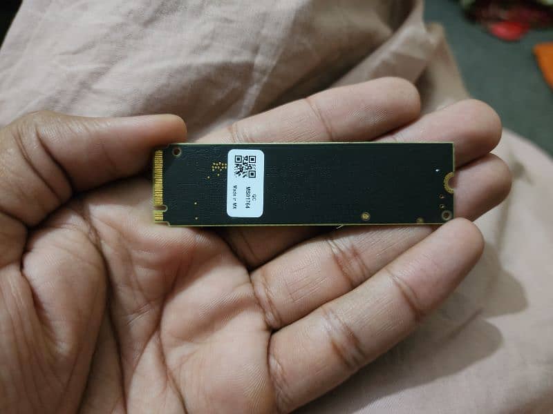 Crucial 1TB Nvme SSD laptop pulled out 1