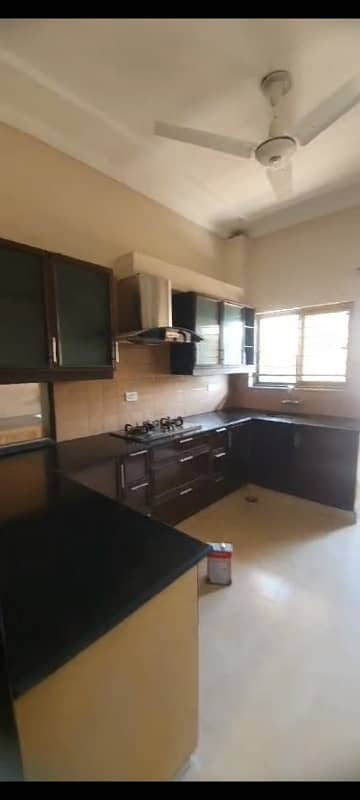 Like New Kanal Upper Portion Available For Family 3