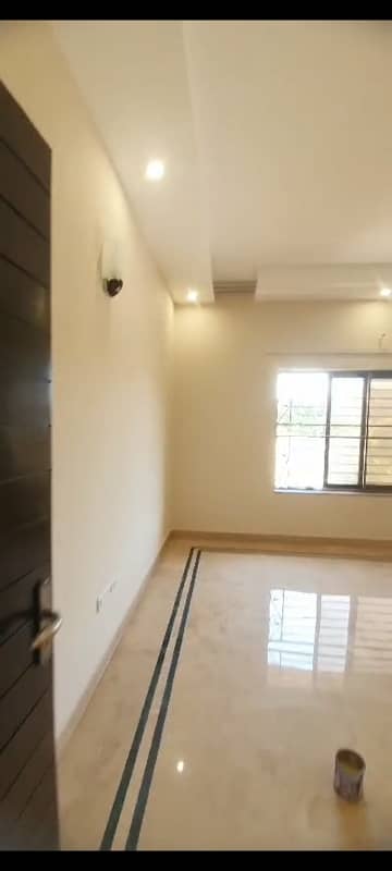 Like New Kanal Upper Portion Available For Family 6