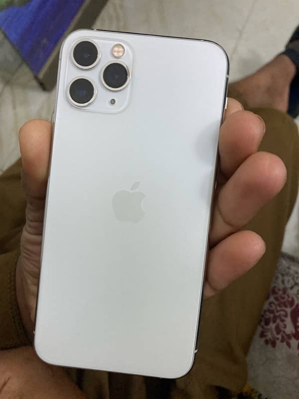 IPhone 11 Pro and IPhone SE 2020 0