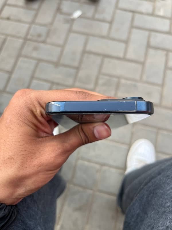 iPhone 15 Pro Max (256GB) 3