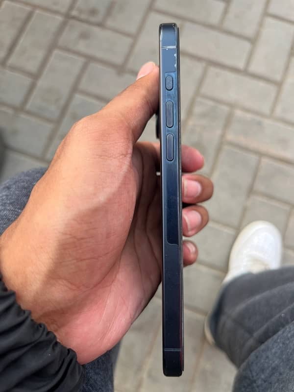 iPhone 15 Pro Max (256GB) 4