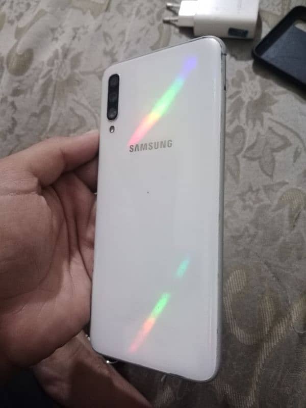 14500 Samsung Galaxy A70 6/128 . Good Working Emergency sale krna . . 0