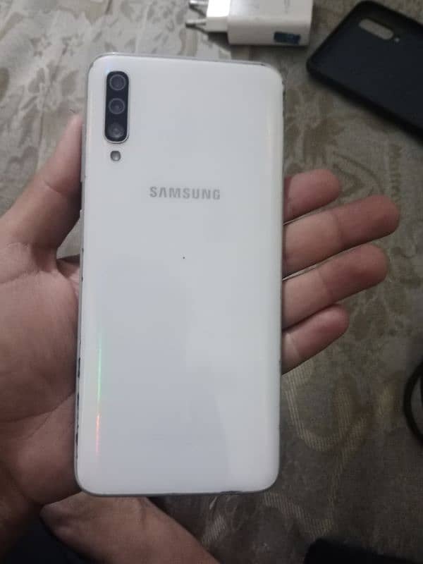 14500 Samsung Galaxy A70 6/128 . Good Working Emergency sale krna . . 4