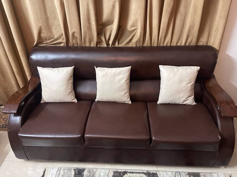 Brown sofa set with cushions 0