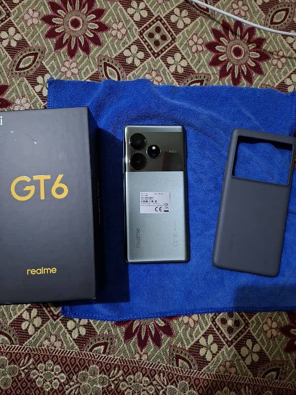 Realme GT 6 (16/512) 0