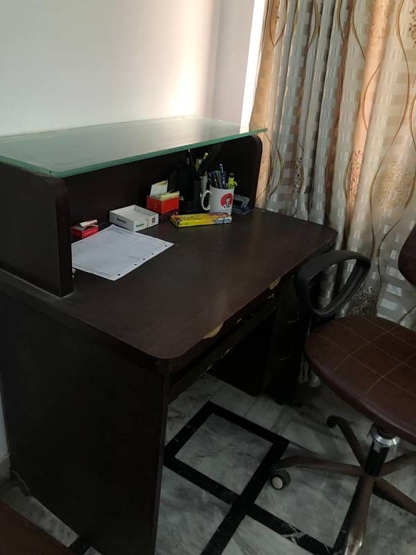 Reception counter with revolving chair 2