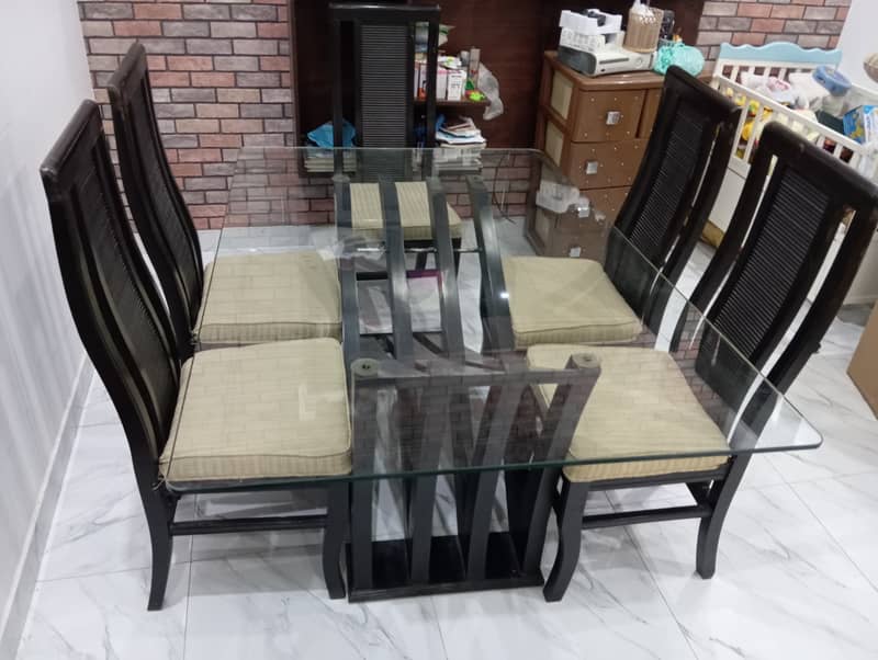 Dinnig Table with Six Chairs condition new. . 0