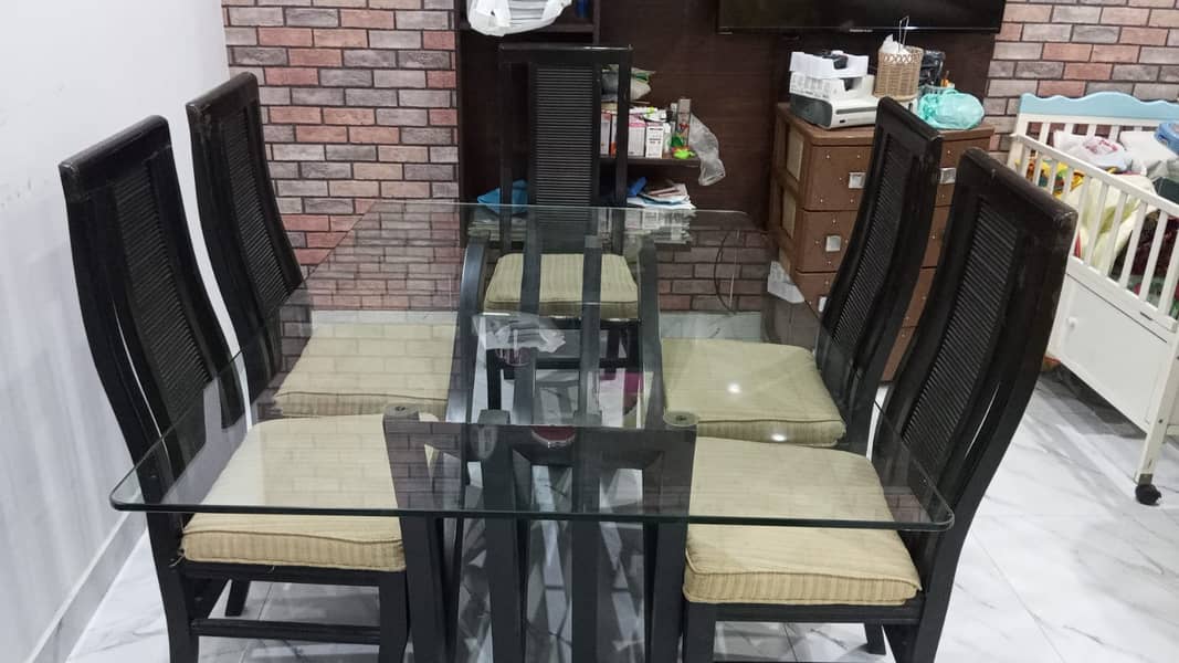 Dinnig Table with Six Chairs condition new. . 1