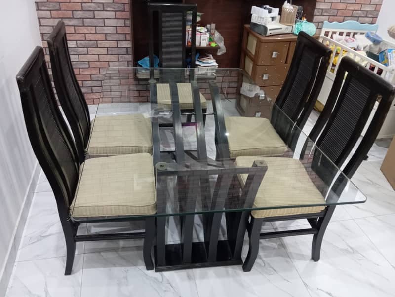 Dinnig Table with Six Chairs condition new. . 4