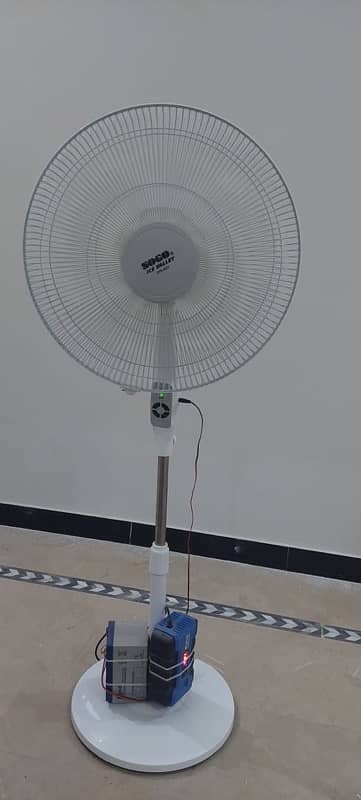 stand and charging fan 0